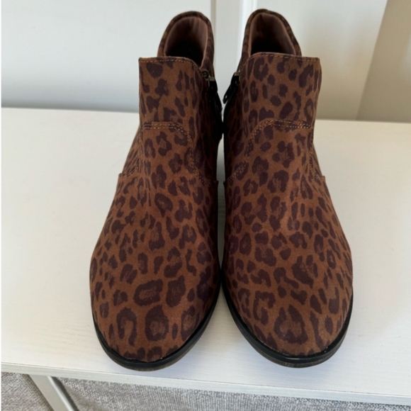 Sun & Stone Animal Print Side Zip Booties. Size 7W - Picture 2 of 7
